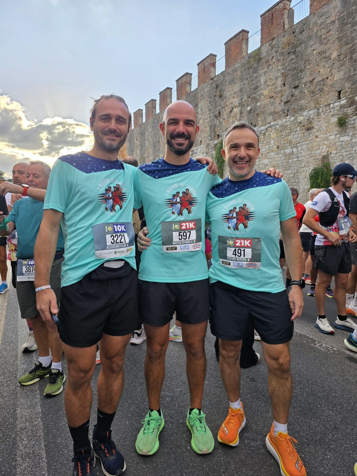 I tre Babbi di Corsa insieme, con le magliette del gruppo e i pettorali di gara